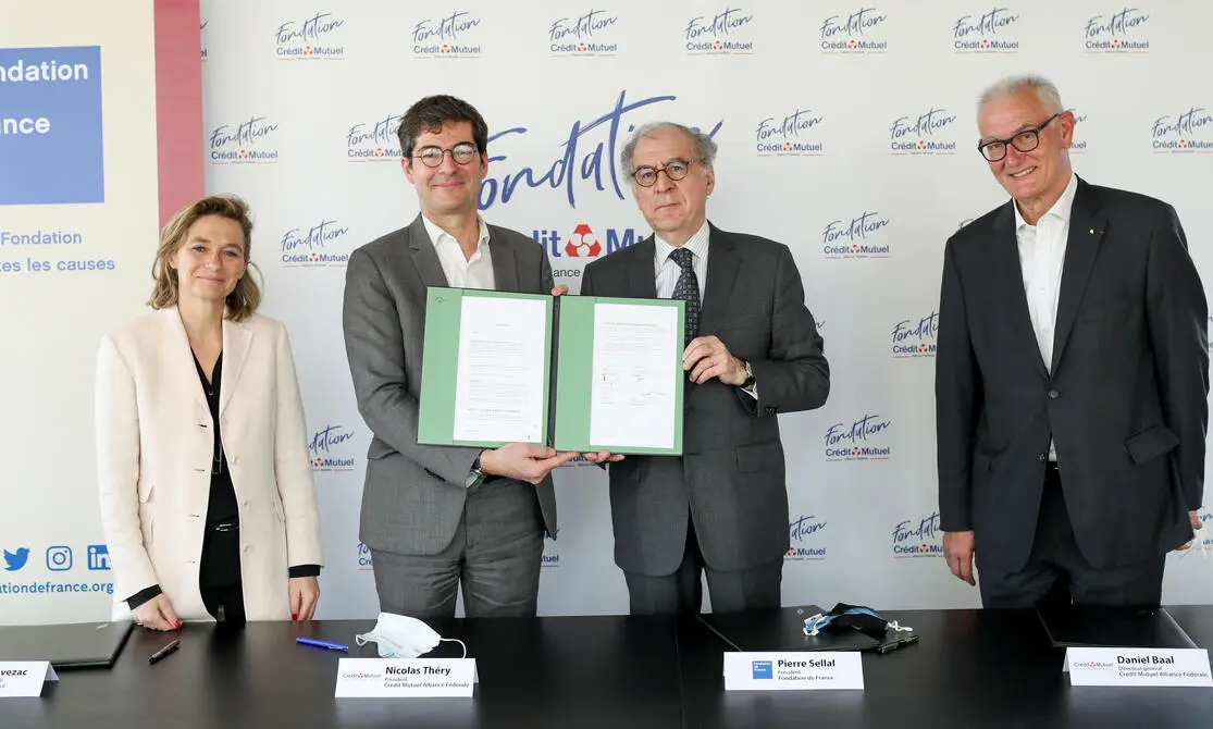 Signature de la convention officialisant la création de la Fondation Crédit Mutuel Alliance Fédérale sous l’égide de la Fondation de France en présence de Axelle Davezac, Directrice Générale de la Fondation de France, Nicolas Théry, Président de la Fondation Crédit Mutuel Alliance Fédérale, Pierre Sellal, Président de la Fondation de France et Daniel Baal, Président de Crédit Mutuel Alliance Fédérale (de gauche à droite).