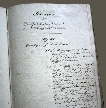 Statuts de la toute première caisse Raiffeisen, celle d’Anhausen créée en 1862 dans un petit village des environs de Neuwied. © Roentgen-Museum Neuwied, photo B. S.