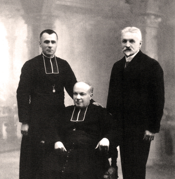Les abbés Thomas et Mabilais avec M. Bastard. © Archives du Crédit Mutuel.