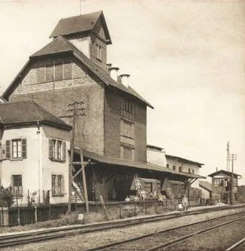 Haut de 28 mètres, le silo construit en 1902 à Hochfelden. © Carte postale ancienne, collection B. S.