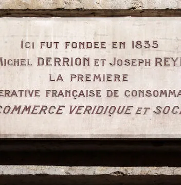 De la première épicerie sociale, il ne reste que cette plaque sur le n° 95 de la montée de la Grande-Côte à Lyon. © Photo B. S.
