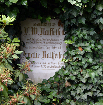 La tombe de Friedrich Wilhelm Raiffeisen au cimetière de Heddesdorf. Il est enterré aux côtés de son épouse Emilie, de sa fille Amalie et de deux enfants de son fils Rudolph décédés en bas-âge. © Photo B. S.