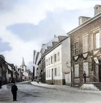 A droite, la maison de Raiffeisen à Heddesdorf. Carte postale de l’époque. © Collection B. S.