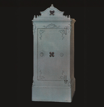 Indispensable, le coffre-fort était souvent la première acquisition de la nouvelle caisse. Ici, le coffre acquis en 1882 par la caisse de Breuschwickersheim. © Archives du Crédit Mutuel.