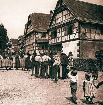 Paysans dans les rues d’Engwiller (Bas-Rhin) à la fin du XIXe siècle. Carte postale des Editions Braun à Mulhouse. © Collection B. S.