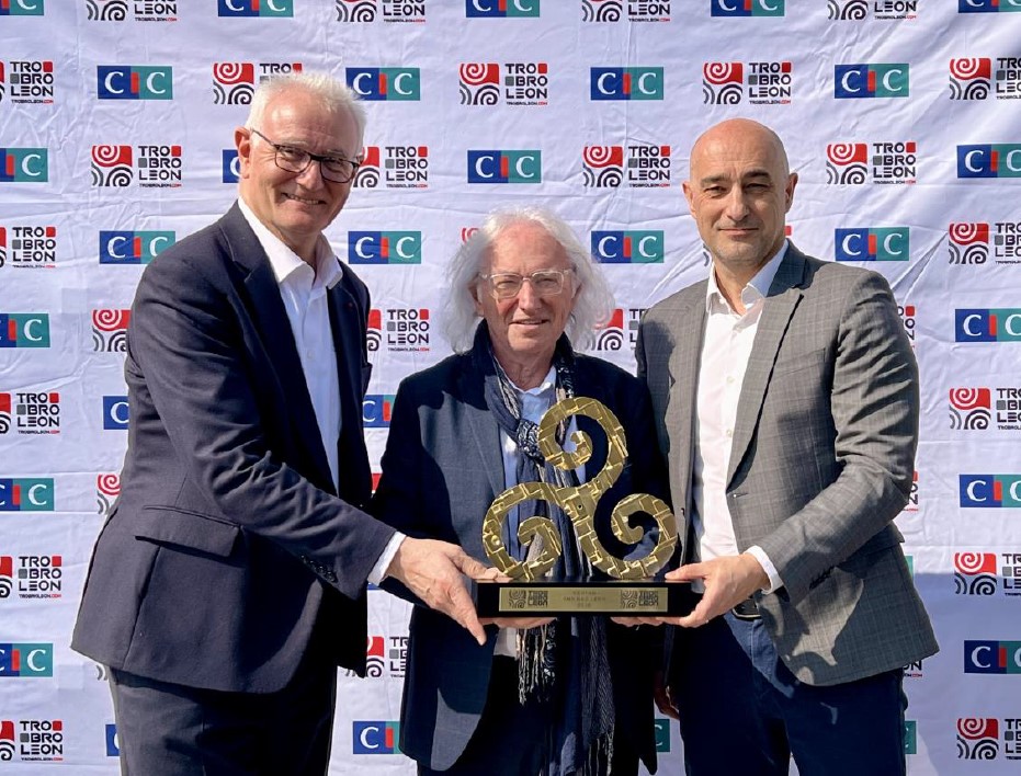 <strong>Daniel Baal</strong>, président du <abbr>CIC</abbr>, <strong>Jean-Paul Mellouet</strong>, fondateur du Tro Bro Leon et <strong>Claude Koestner</strong>, directeur général délégué du <abbr>CIC</abbr>