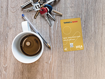 Goldene VISA Debit liegt auf einem Tisch